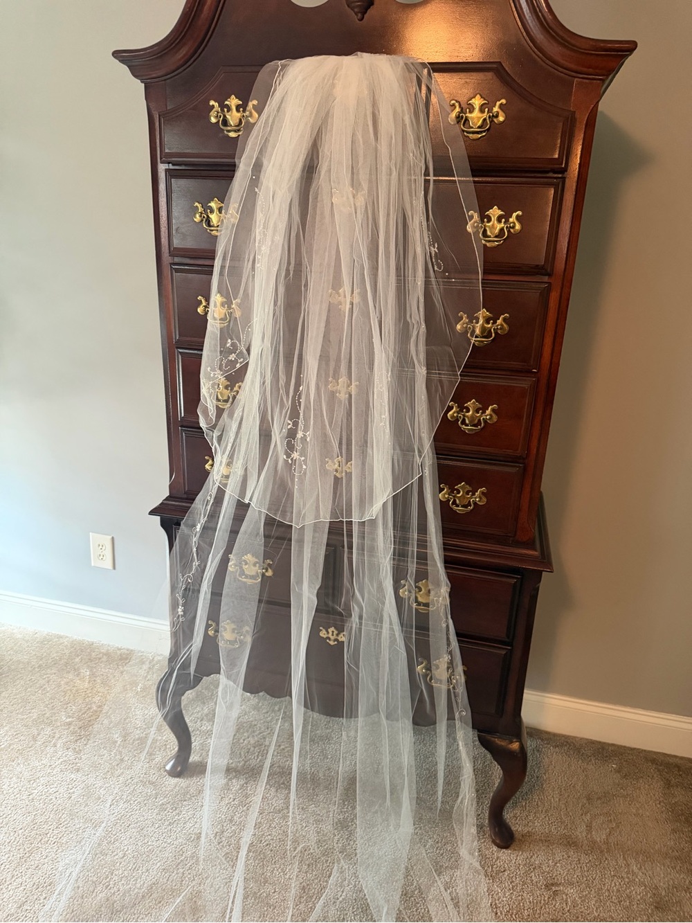 3 pcs Classic Ivory Bridal Veil with Delicate Embroidery and Petticoat